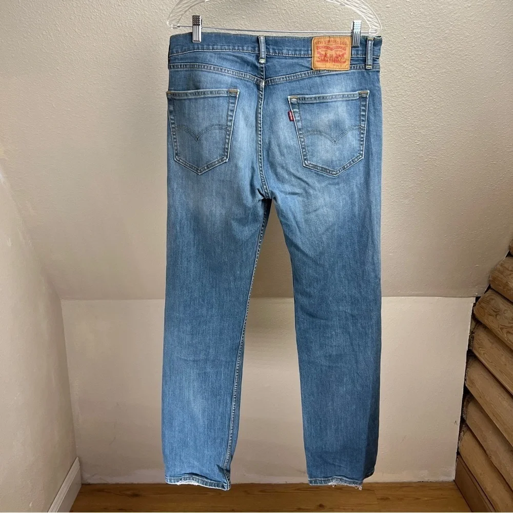 LEVI’S 505 Straight Leg Jeans with Busted Knee. Size 34X32